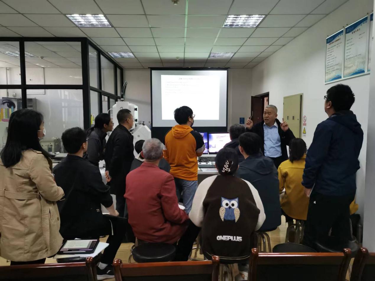 说明: 会议室里的人们描述已自动生成