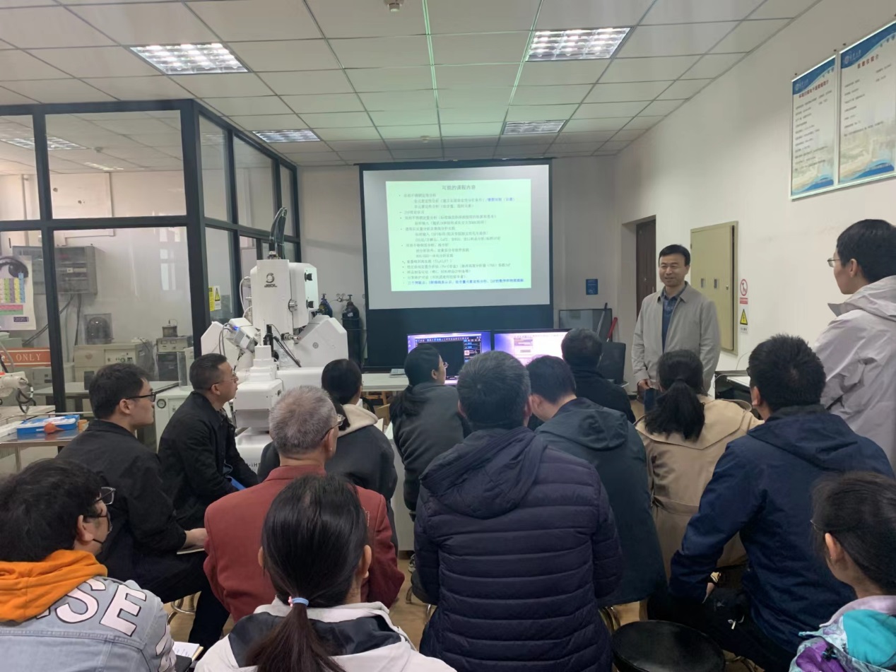 说明: 会议室里的人们描述已自动生成