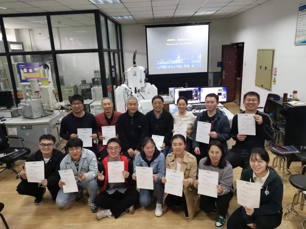 说明: 一群人站在一起描述已自动生成